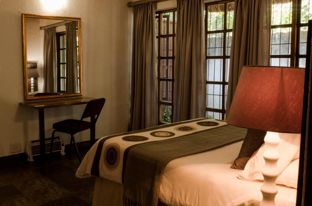 Pensao Guest Lodge Mbombela Bagian luar foto